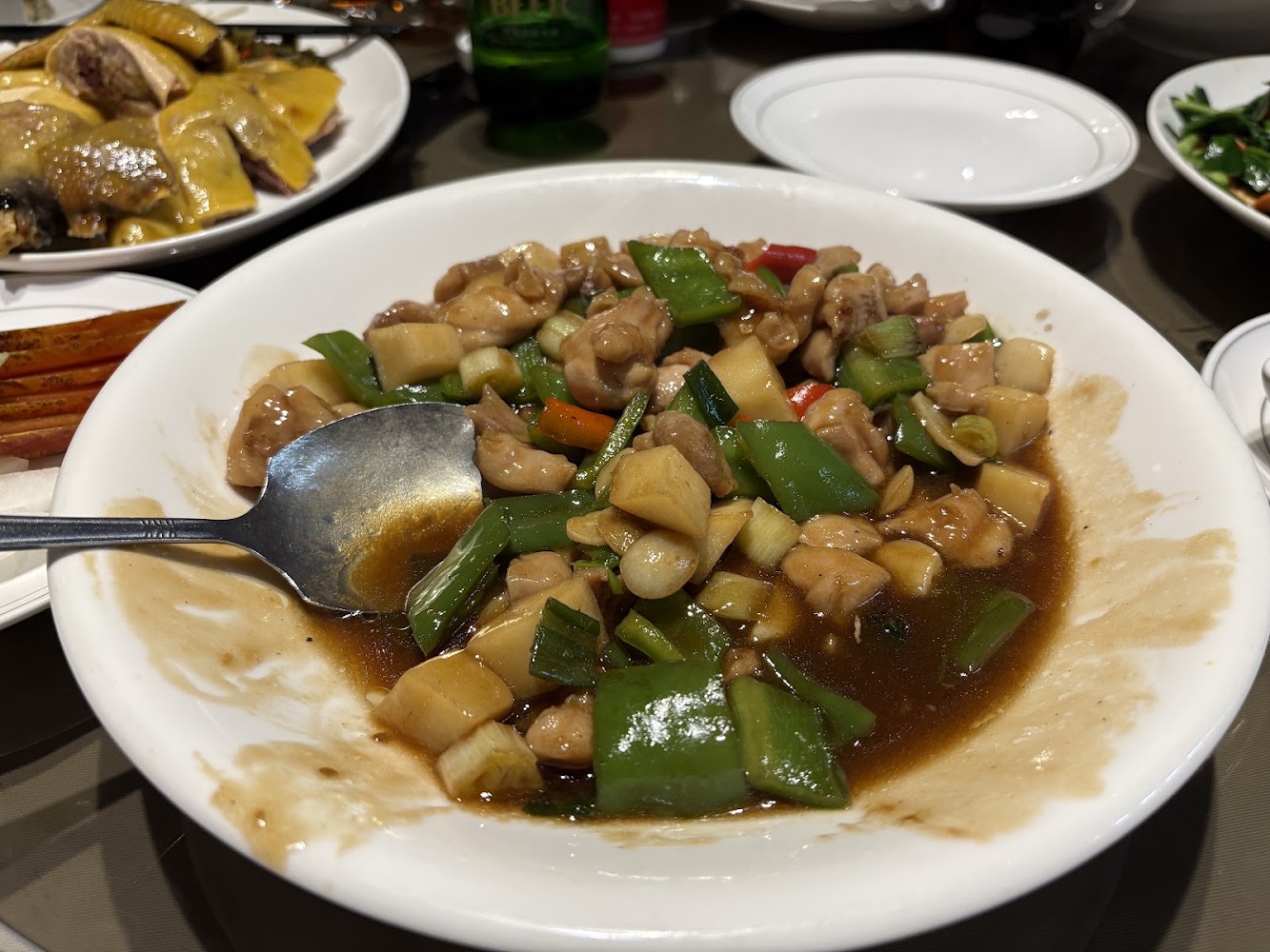中式熱炒,主要食材有雞肉、青椒、洋蔥等蔬菜