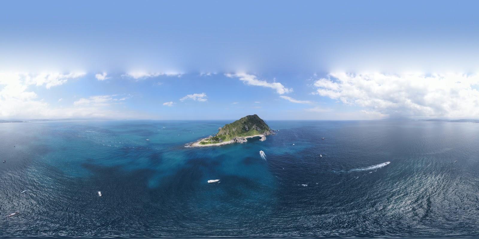 基隆嶼登頂後的環景視野,可見周圍海域船隻