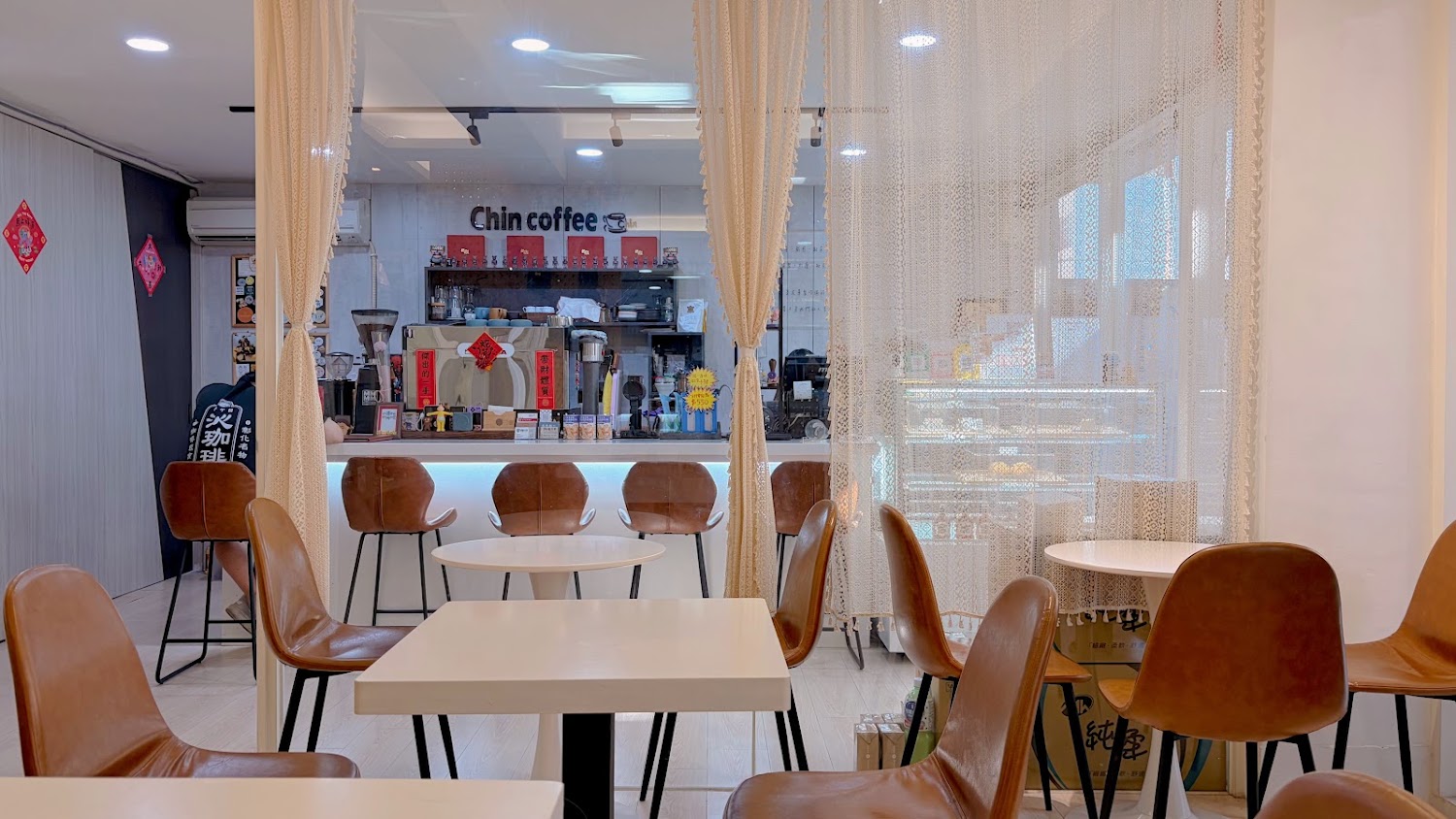 Chin coffee 明亮舒適的咖啡廳內景
