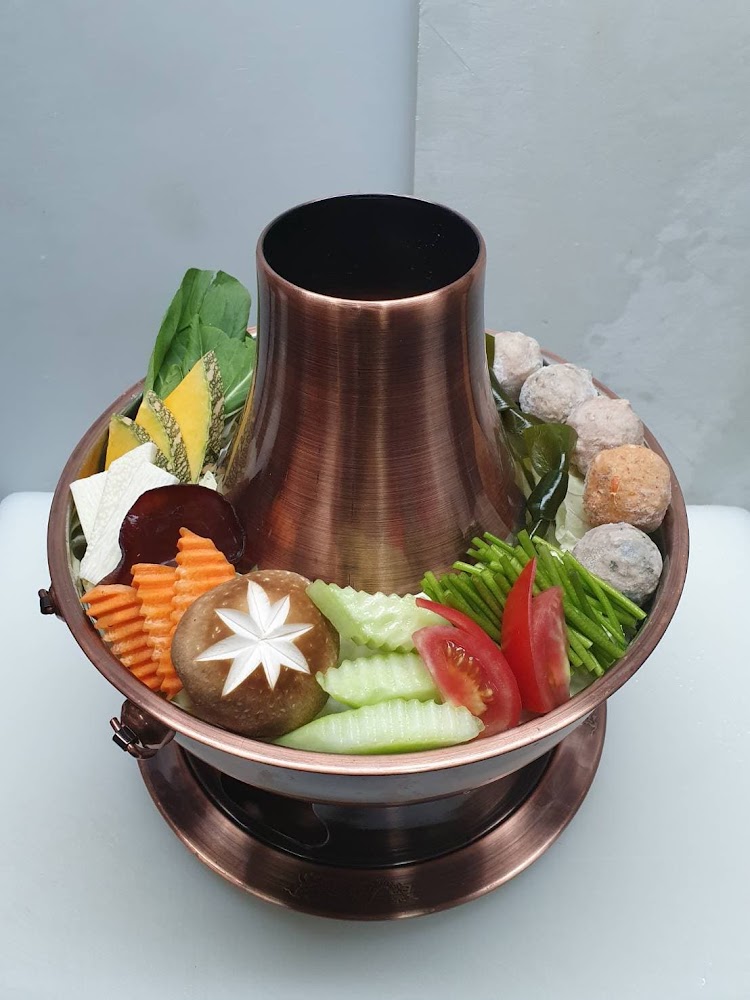 八卦夜未眠景觀餐廳銅火鍋與豐富食材