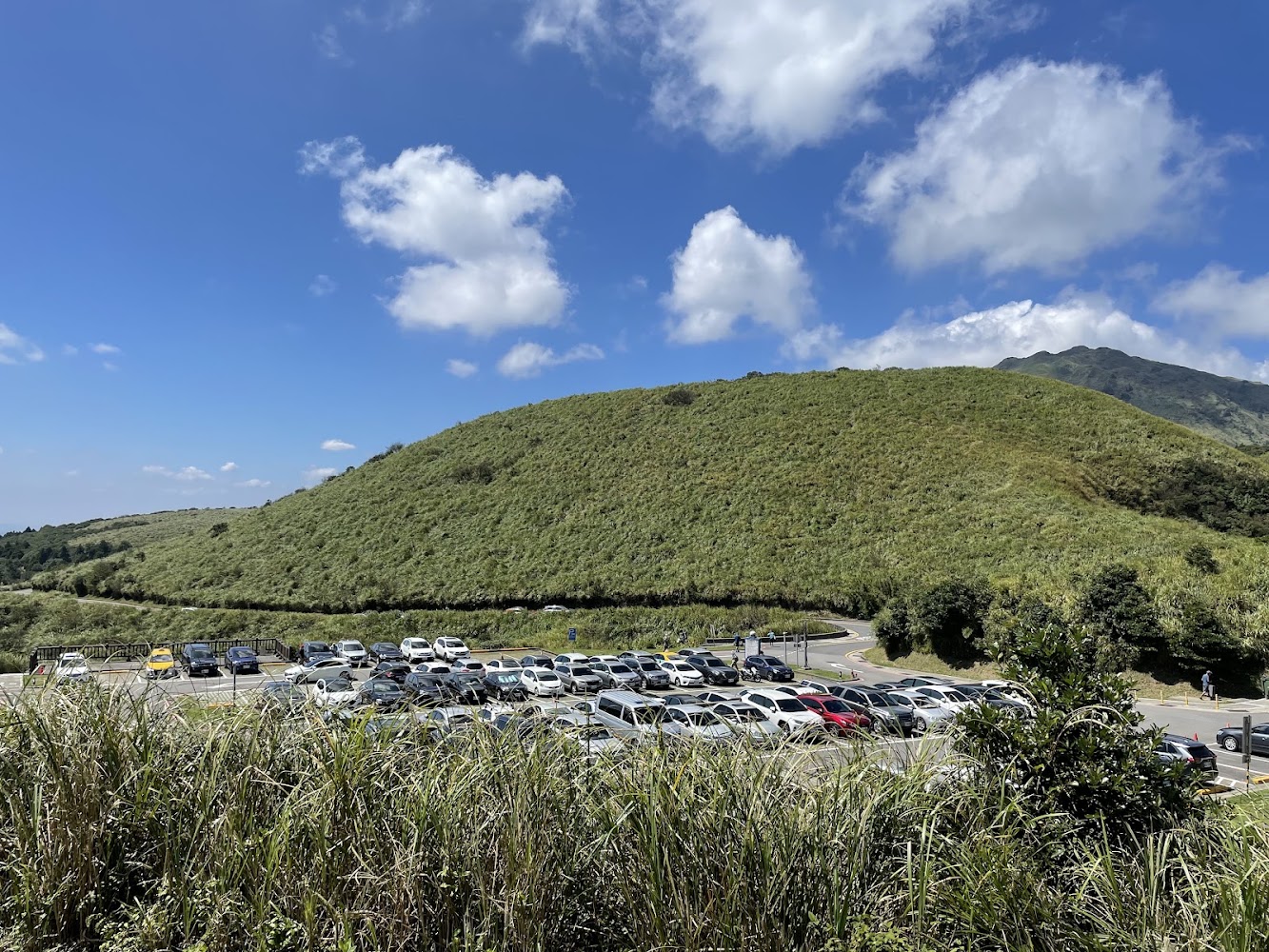 擎天崗草原與停車場全景