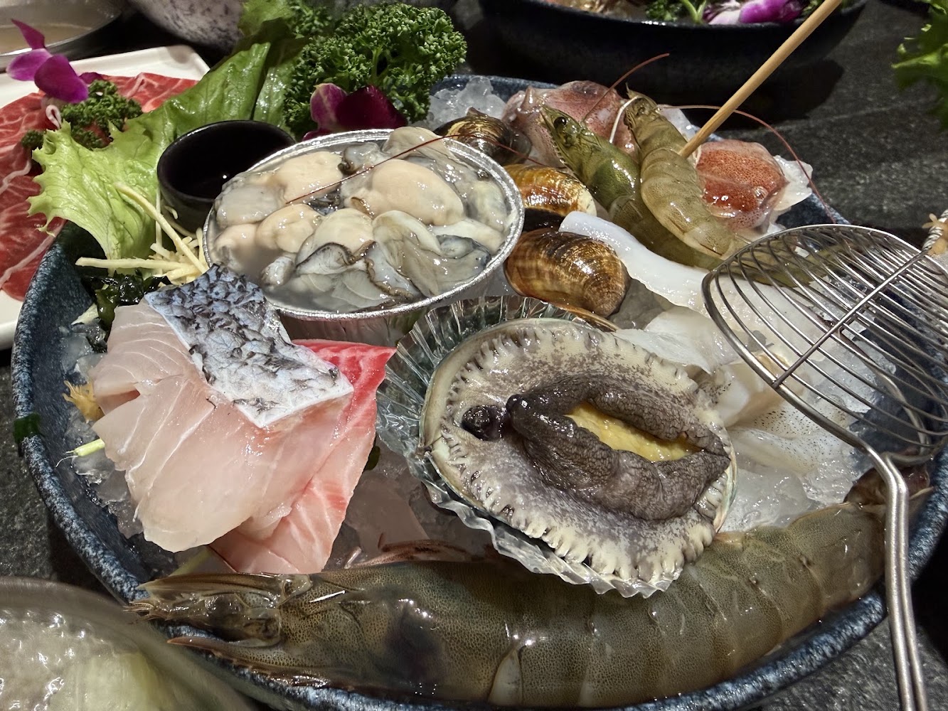 新鮮海鮮拼盤有生蠔鮑魚魚片蝦子與貝類