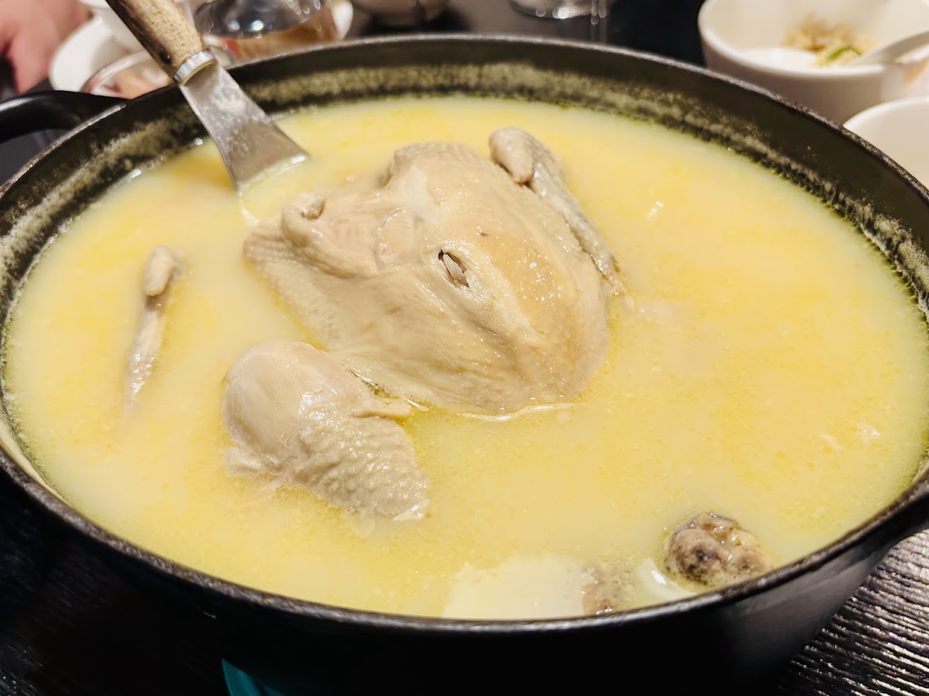 一整鍋濃郁雞湯內有完整燉雞