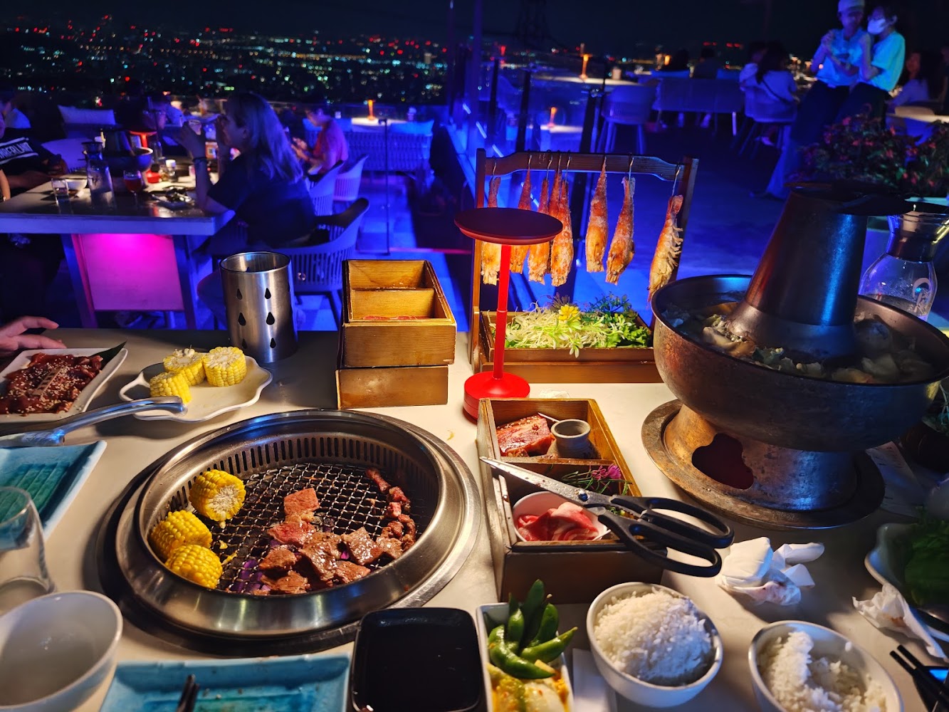 八卦夜未眠景觀餐廳夜景餐桌