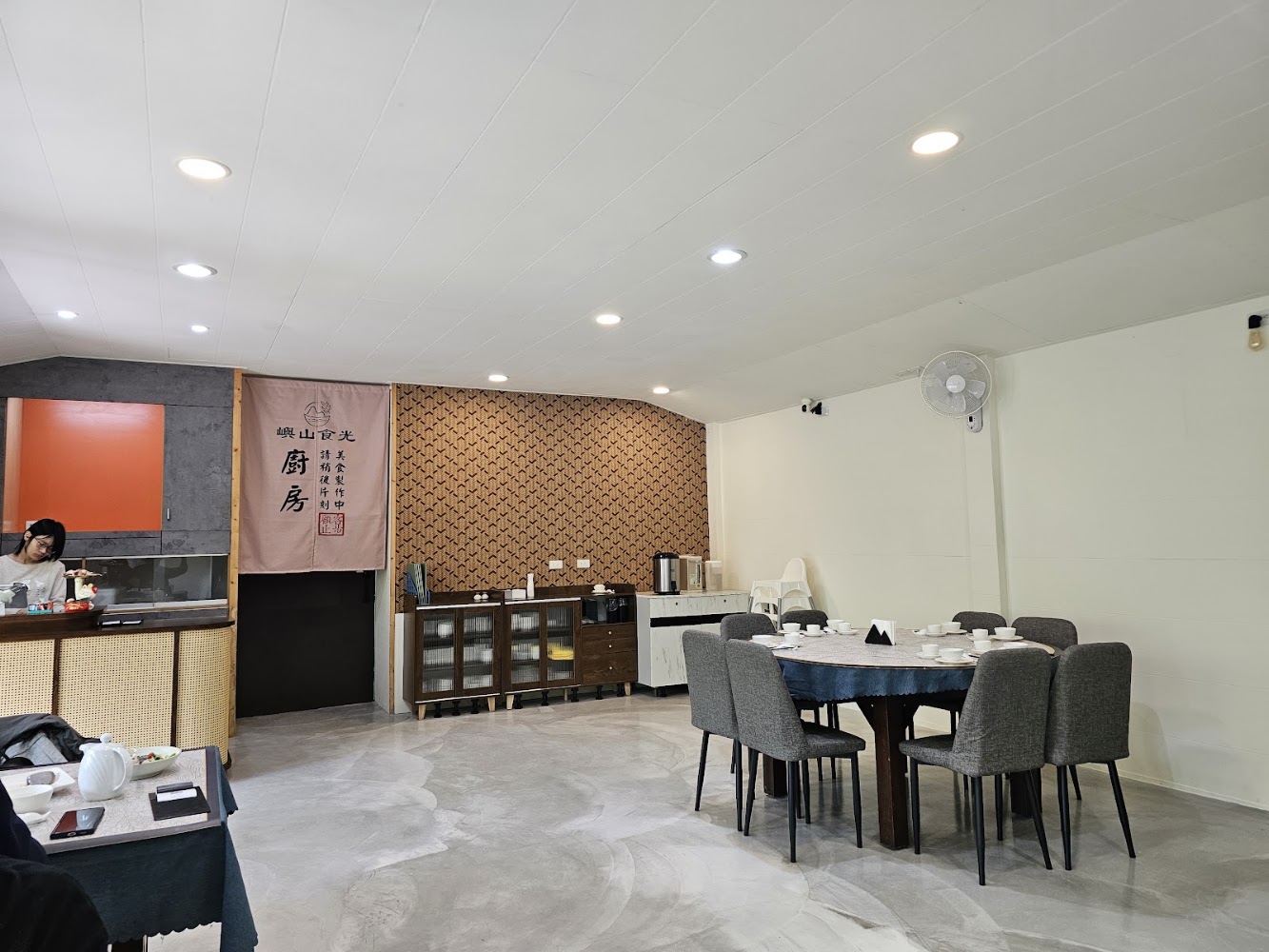 嶼山食光明亮整潔的室內用餐空間
