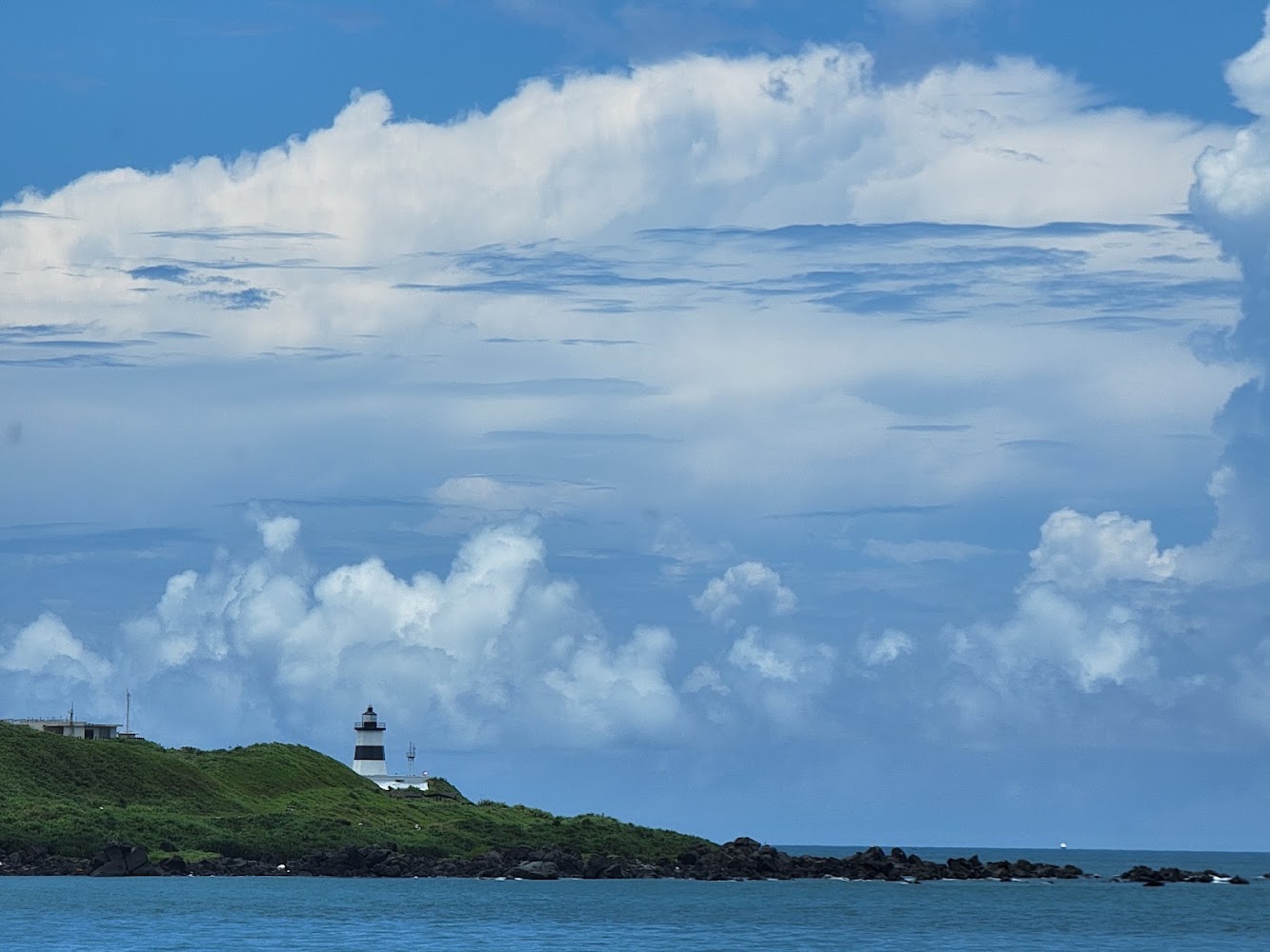 北海岸燈塔與海景