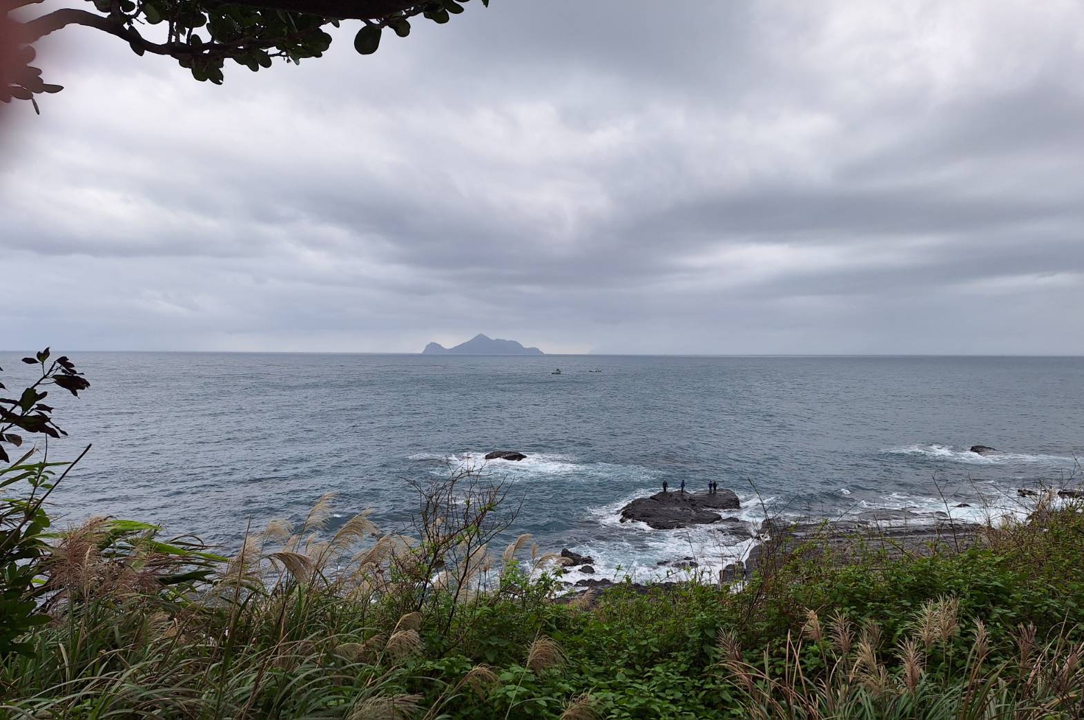 石城服務區眺望龜山島與海釣客