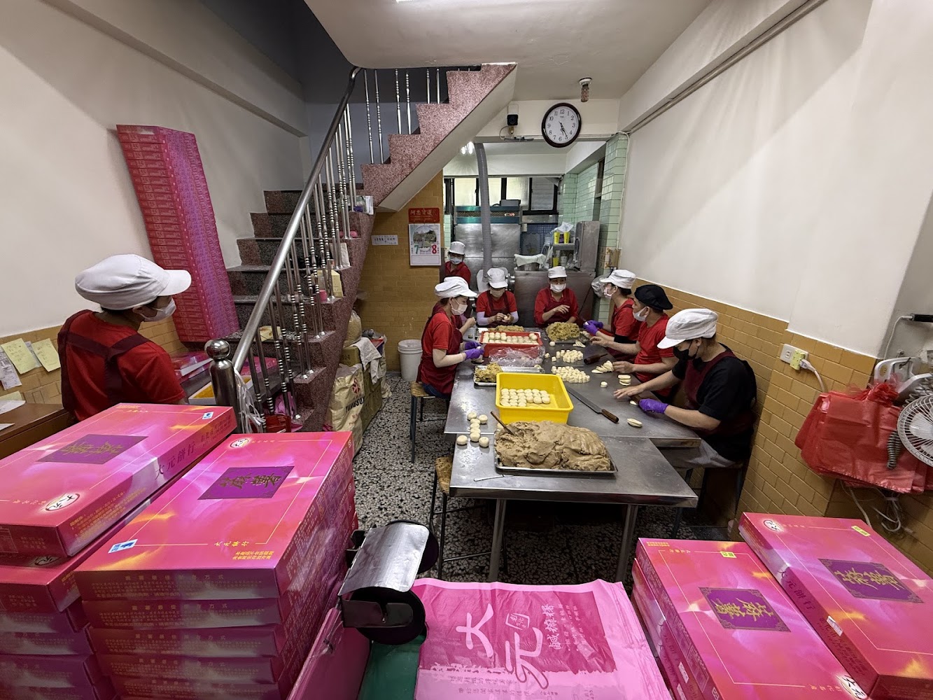 糕餅工坊內員工手工製作作業