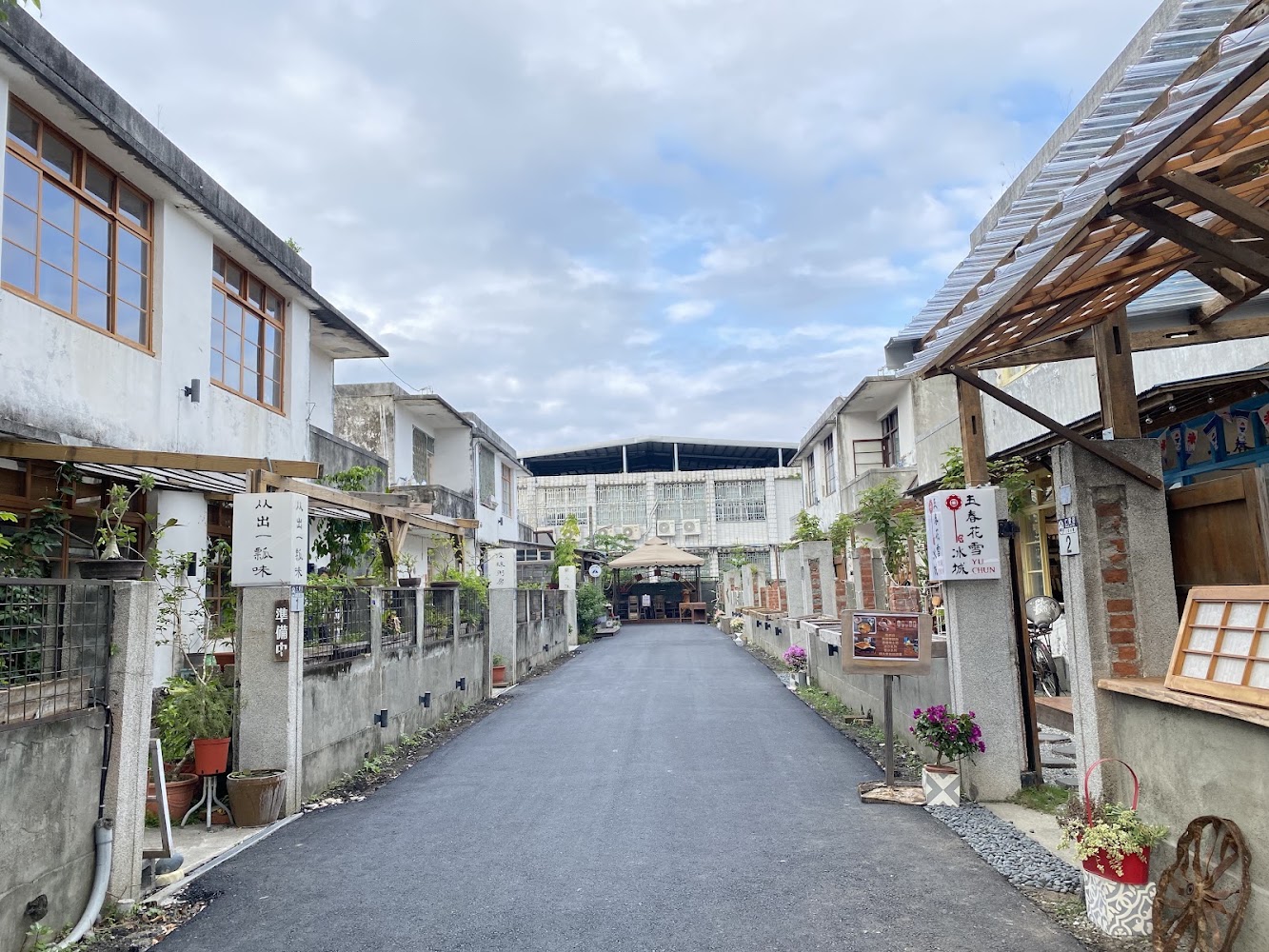 安靜小巷兩側白色建築與文創店面