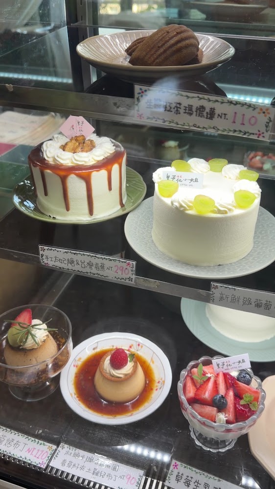 甜點櫥窗內有蛋糕、奶酪、聖代與瑪德蓮