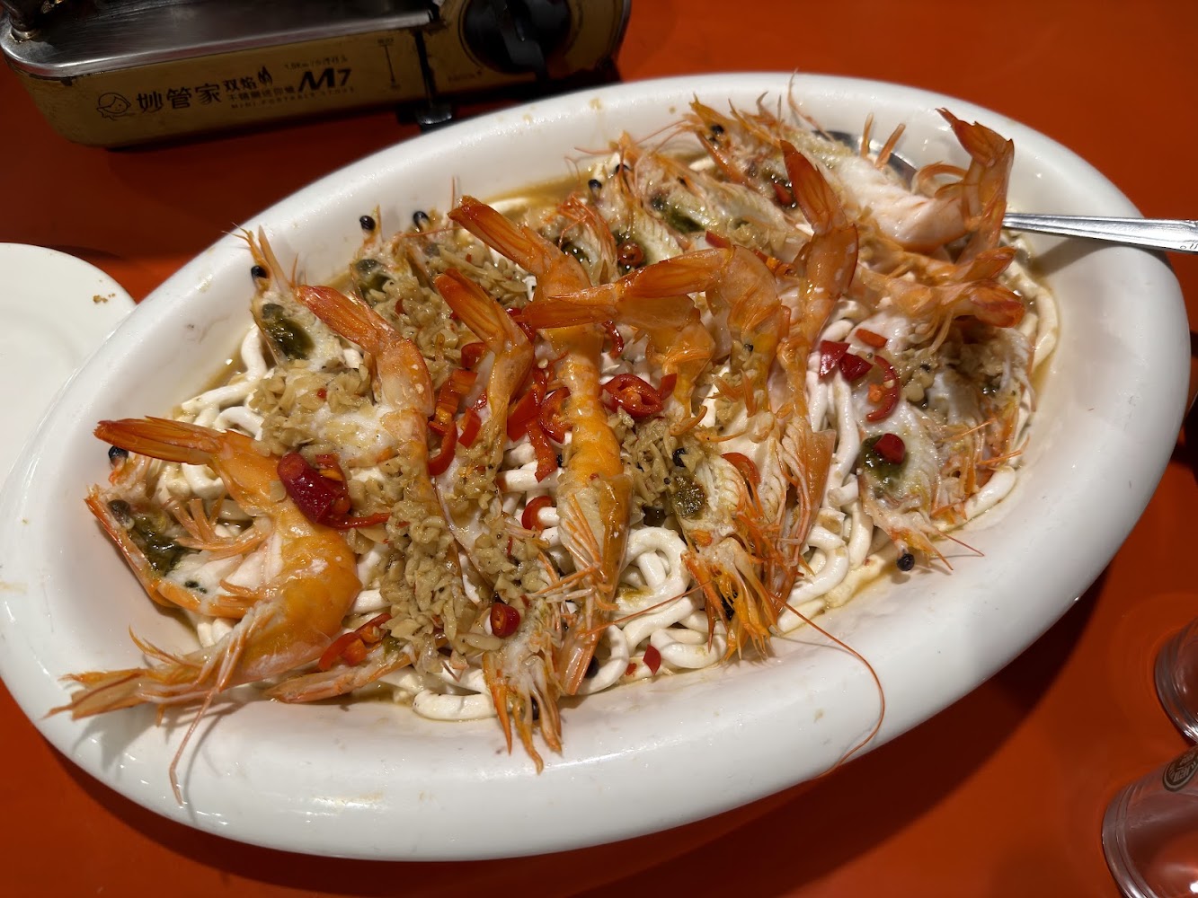 磚窯古早料理南港創始店蒸蝦料理,上方有蒜蓉與辣椒點綴