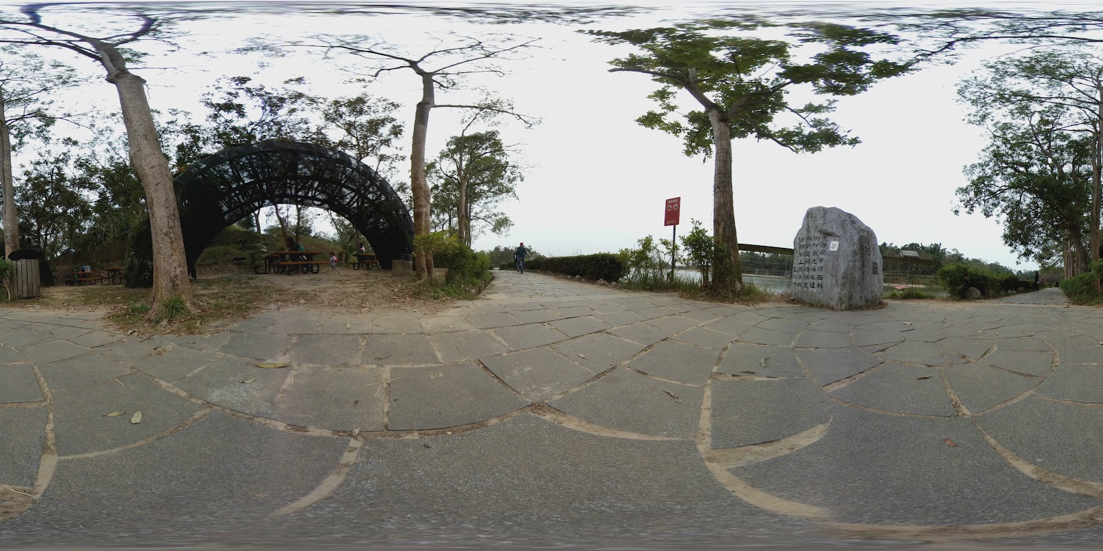 虎頭埤環湖步道,拱形鐵藝造景,野餐桌椅與石碑