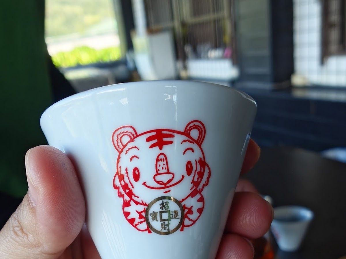 手持茶杯特寫舞鶴蜜香紅茶