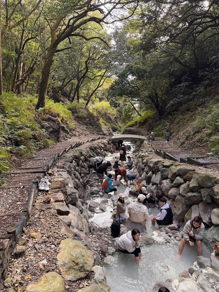 紫明溪步道溪邊泡腳景象