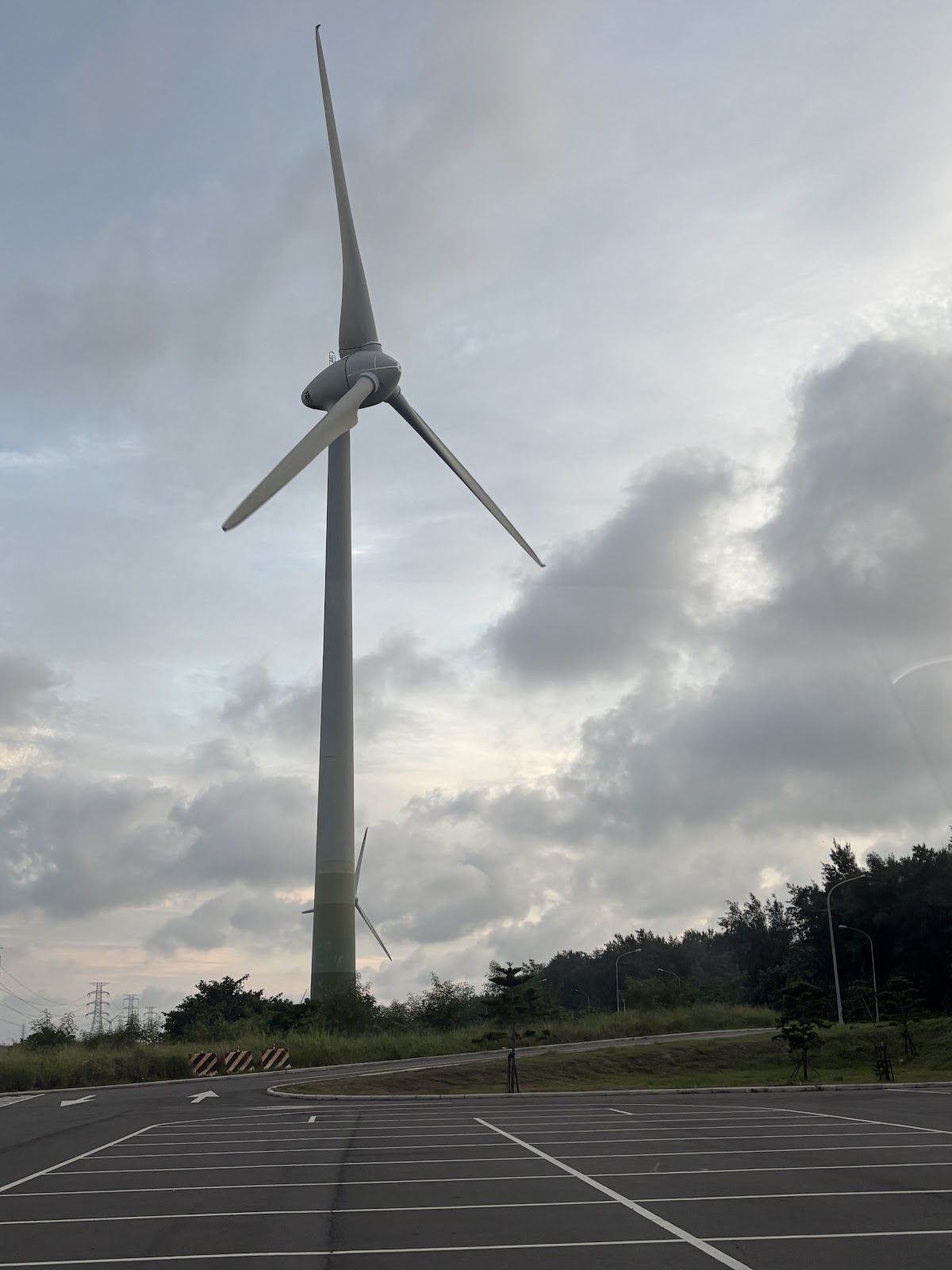 嬉濱海豚公園旁的巨大白色風力發電機特寫