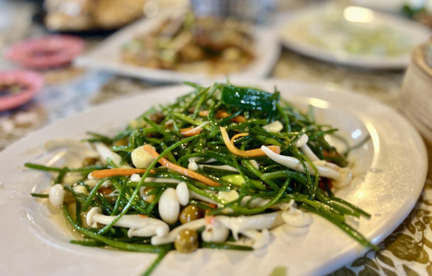 炒過的蔬菜料理有龍鬚菜白玉菇與紅蘿蔔絲