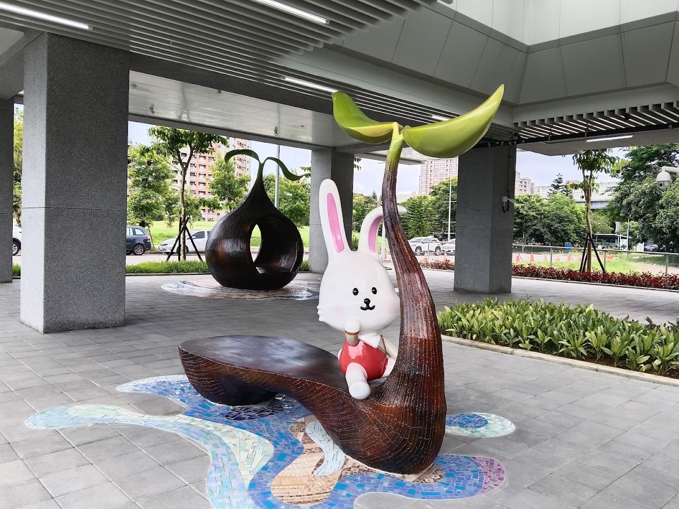 臺北大學周邊裝置藝術兔子雕像