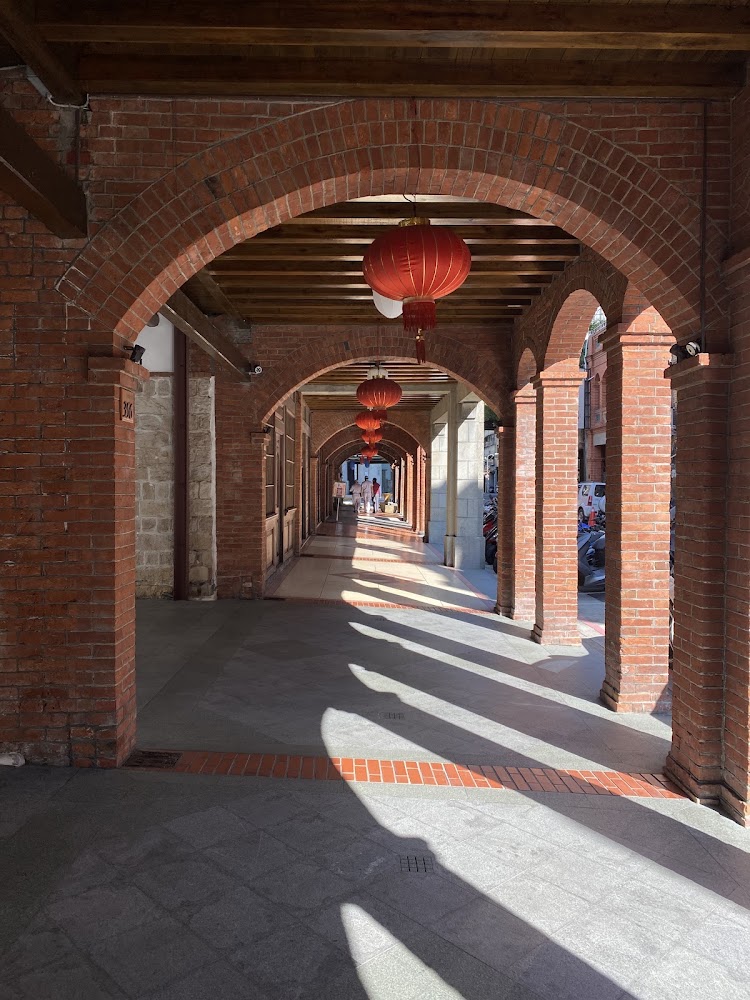 紅磚拱廊與紅燈籠的老街建築空間