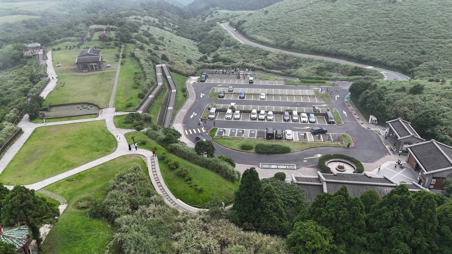 草地、建築與停車場同框,可見擎天崗整體環境配置