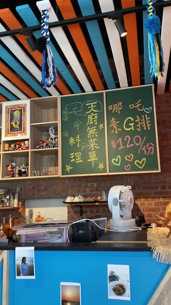 時空旅遊餐廳櫃檯與黑板菜單