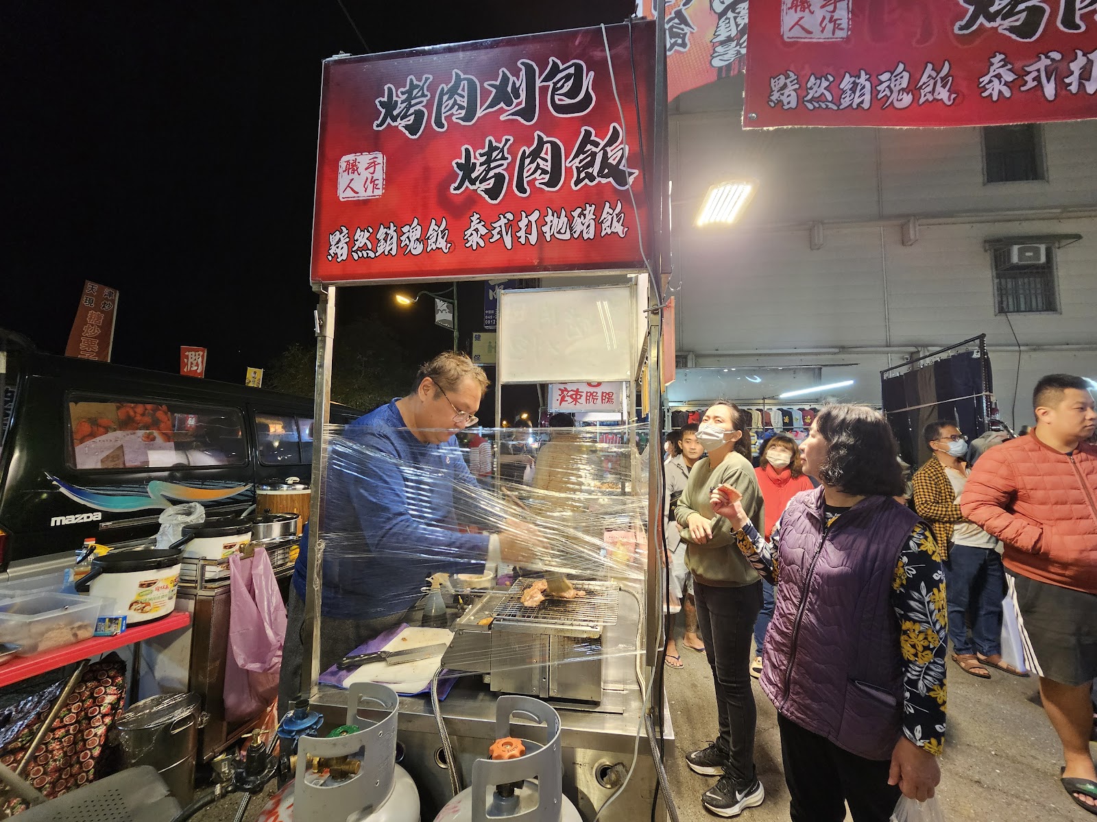 花壇夜市烤肉飯雞肉捲熱食攤現場料理排隊人潮