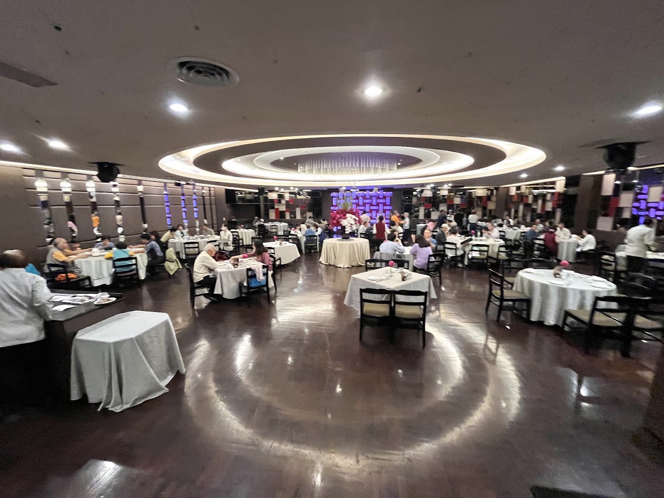 蓬萊邨台菜餐廳用餐現場