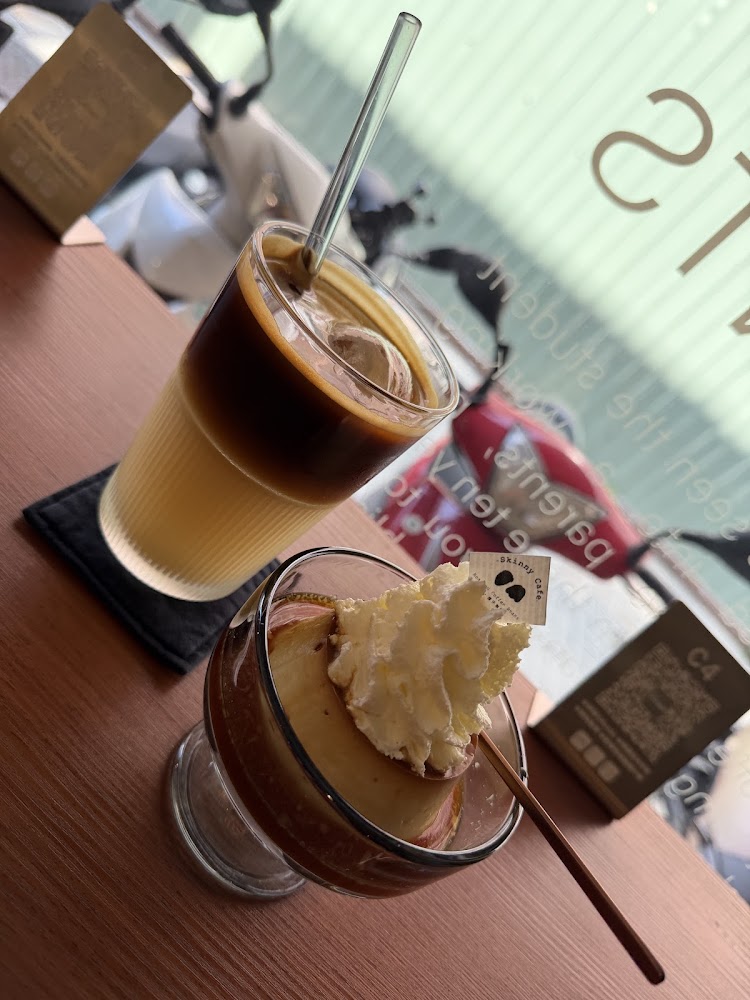 分層冰咖啡與鮮奶油甜點