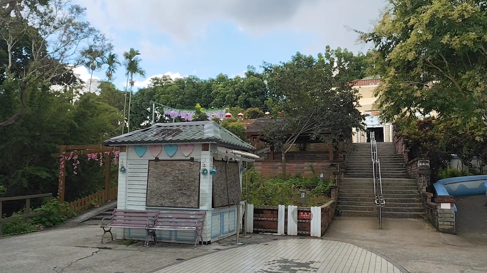 猴探井景區遠眺連綿山脈，山嵐與竹林交織的南投山城風光