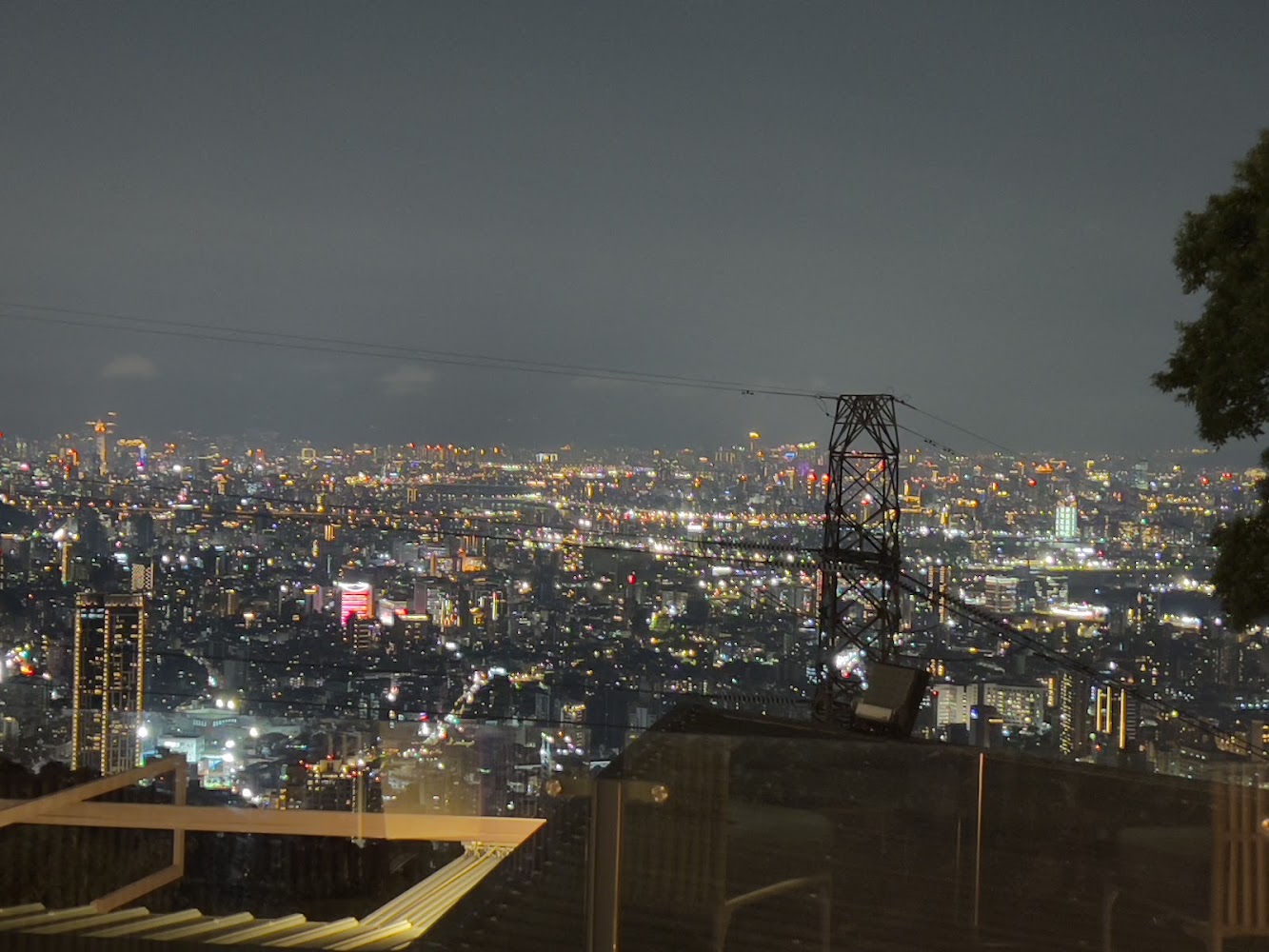 八卦夜未眠與草山周邊可見的台北城市夜景與高壓電塔