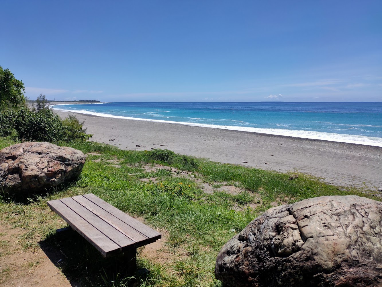 華源海灣木椅與湛藍海灘景色