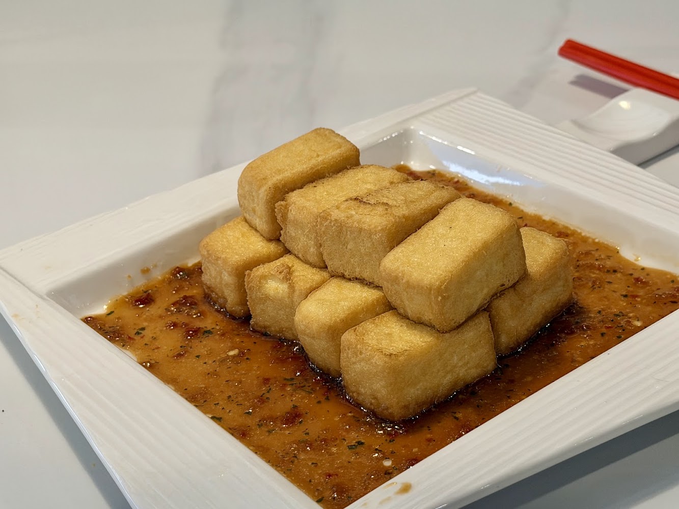 方盤炸豆腐與醬汁