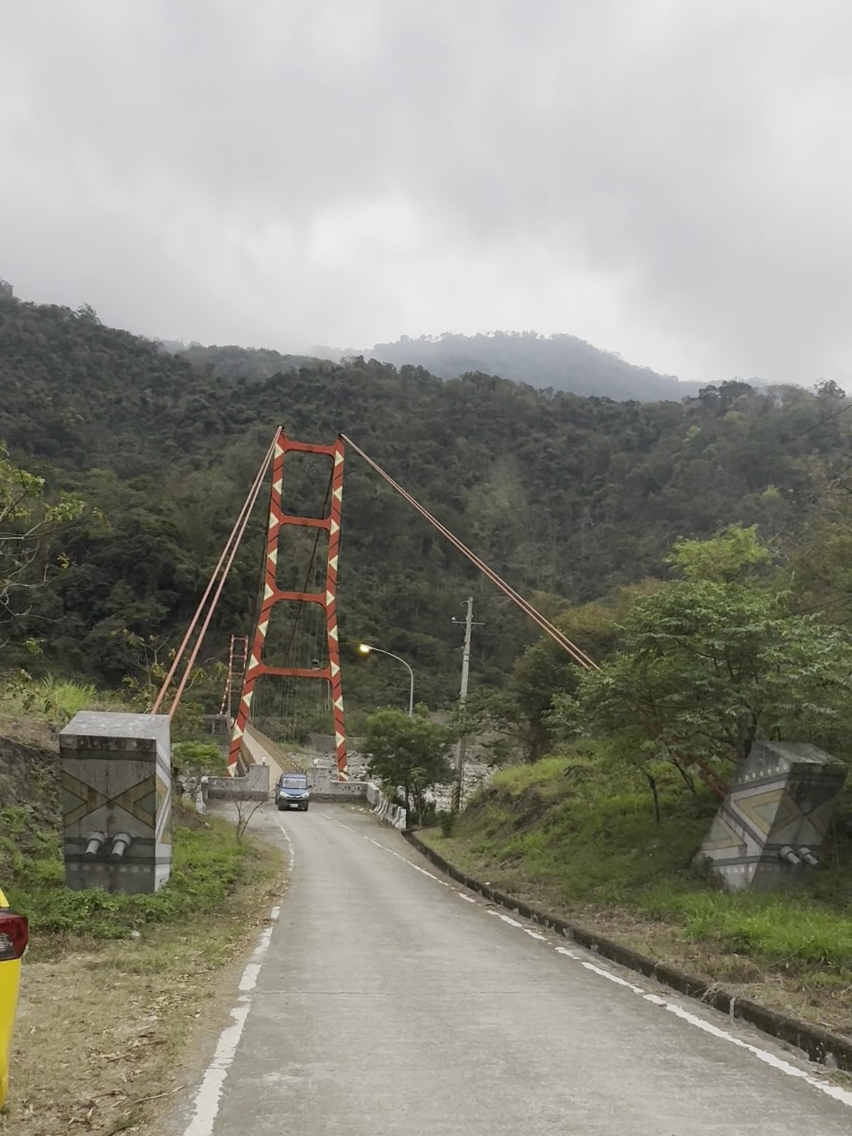 從南橫公路遠望嘎啦鳳吊橋,橋身筆直延伸至對岸山壁,陰天氛圍