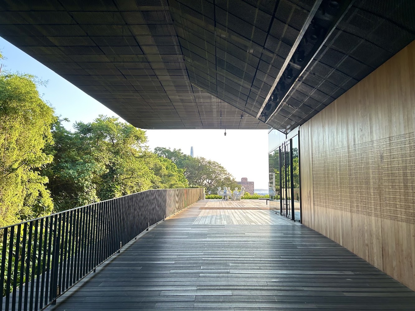 雲門劇場戶外露台與遠方綠樹景觀