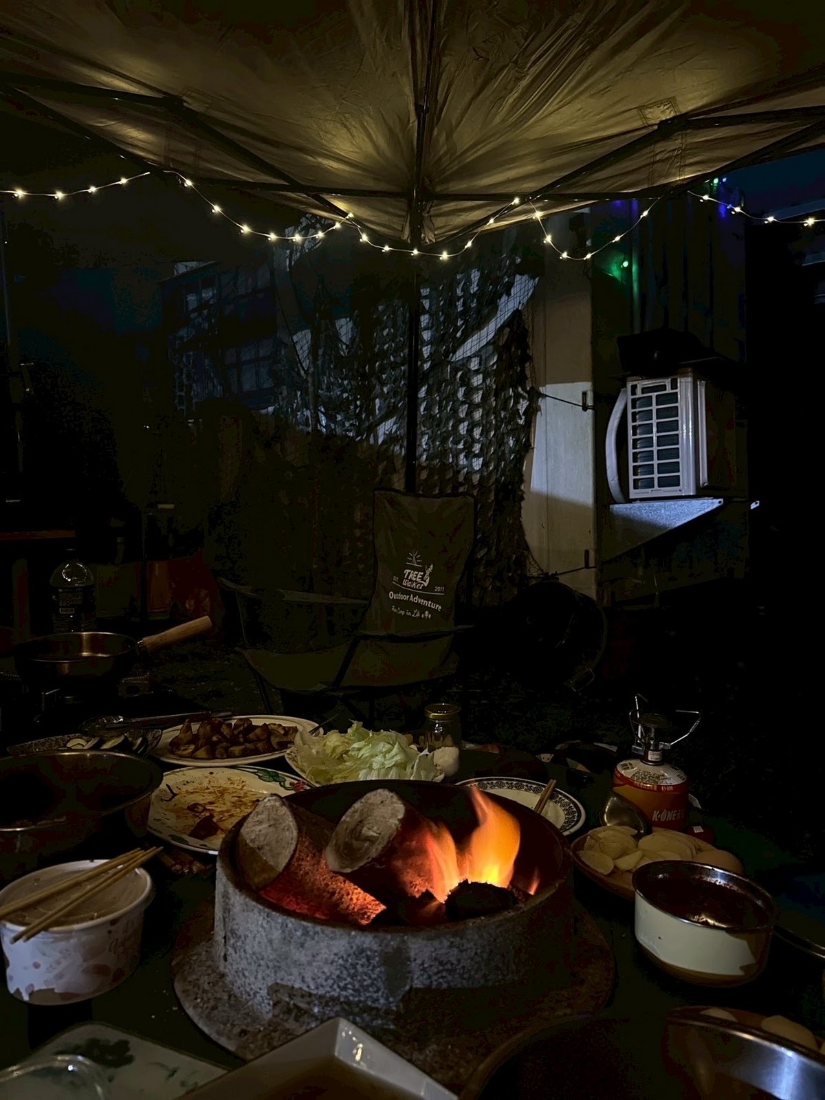 夜間戶外用餐區,圍爐火鍋與烤肉香氣四溢