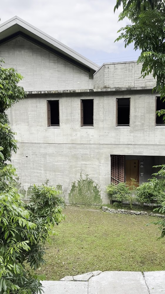 紫森林灰色建築外觀與草地綠樹