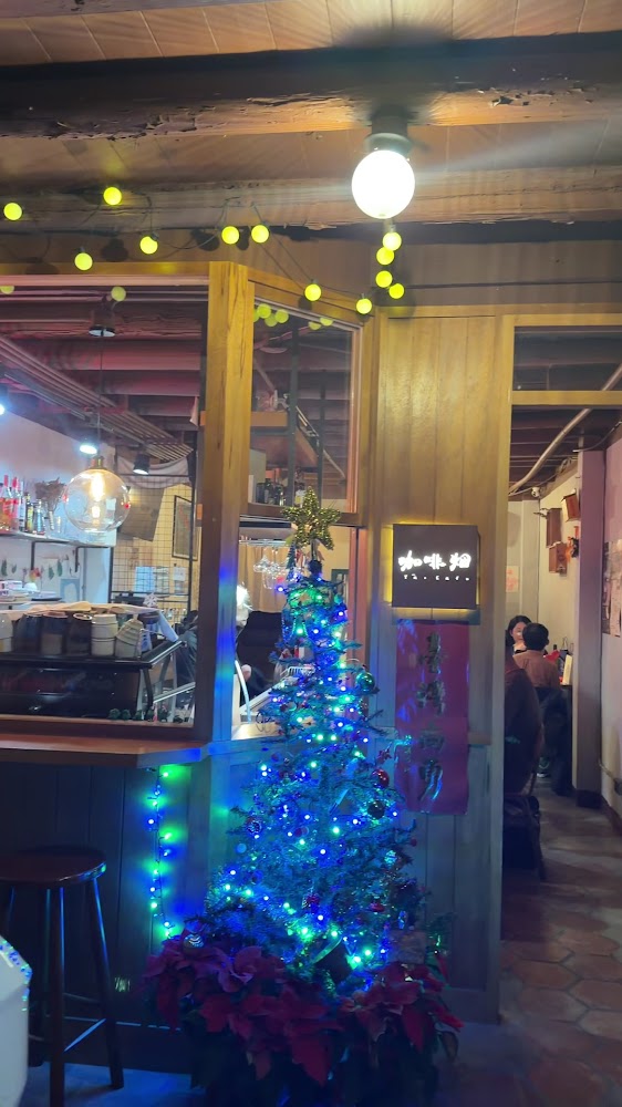 咖啡烟店內霓虹招牌與聖誕樹
