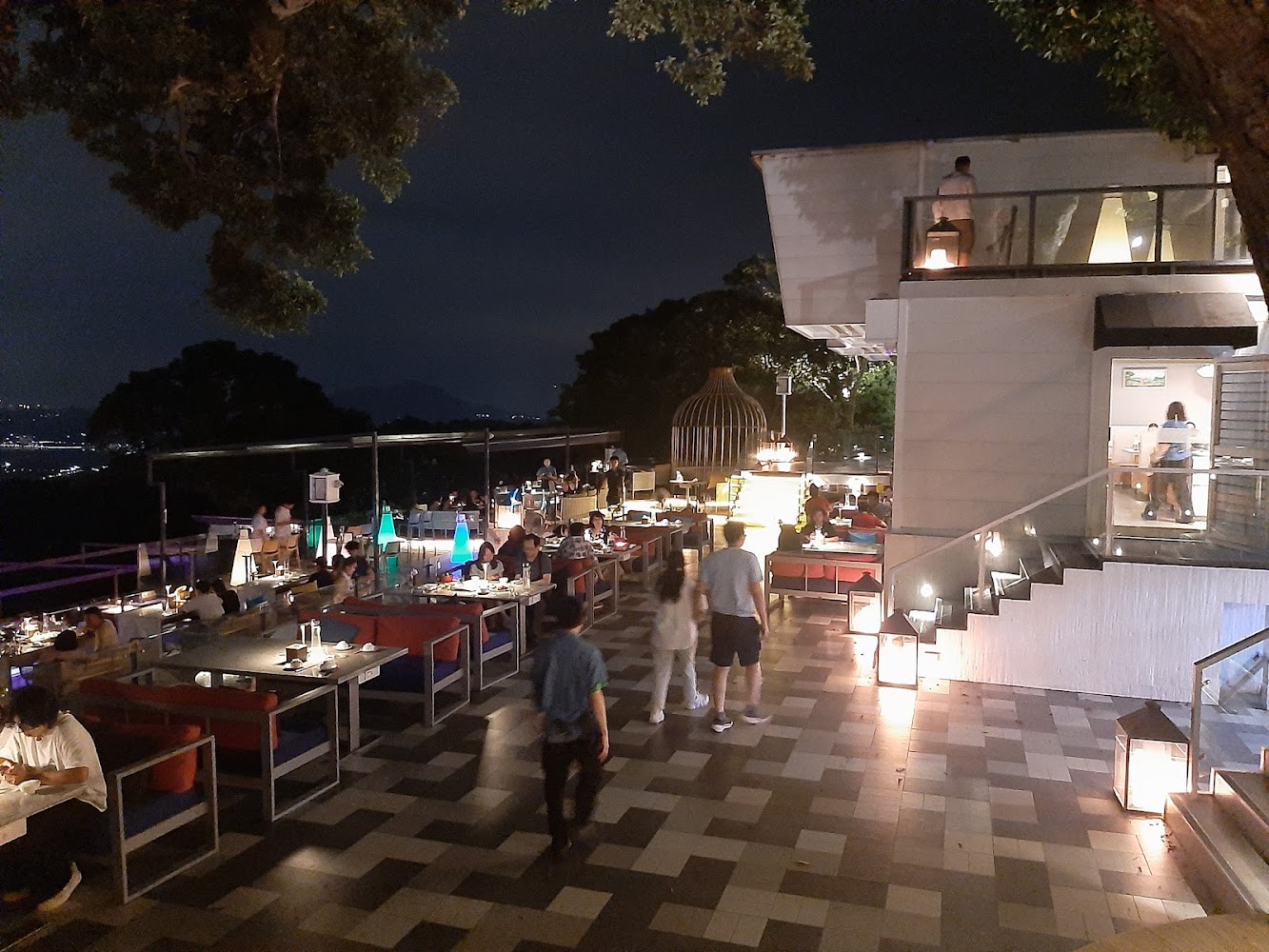 草山夜未眠景觀餐廳夜間用餐氛圍