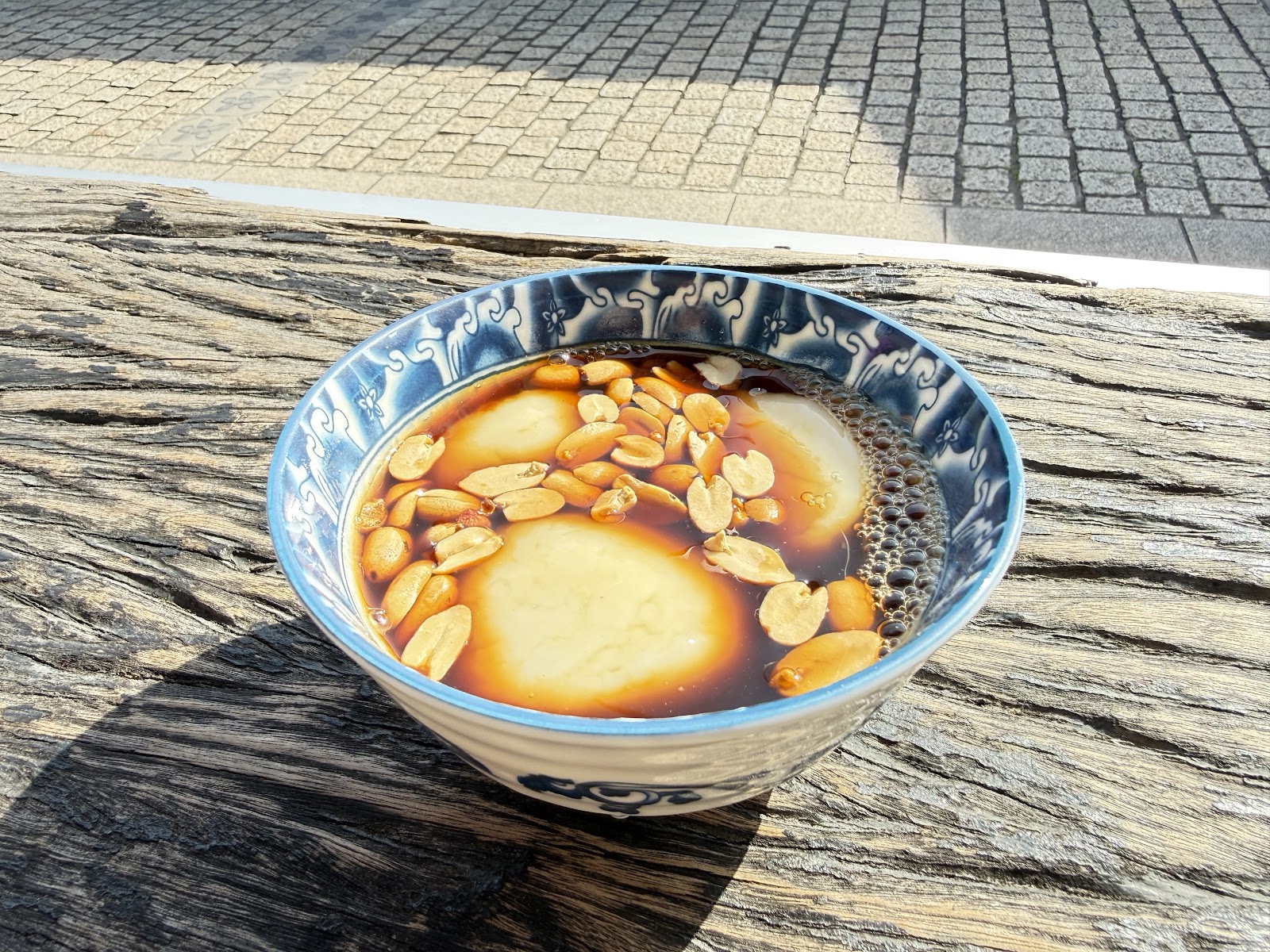 牛汶水甜品碗放置木桌 戶外自然光