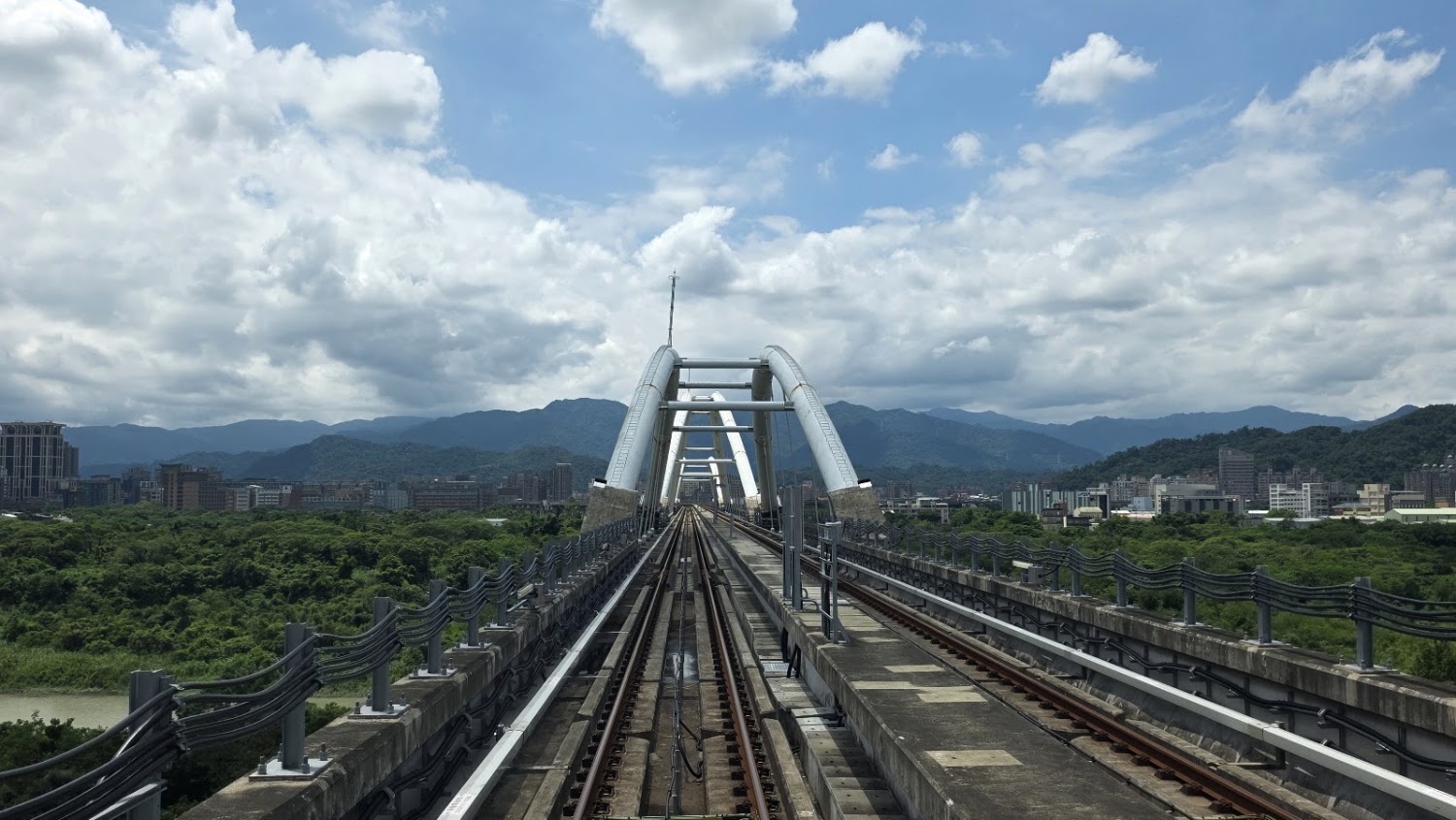 臺北大學站周邊高架軌道與山景