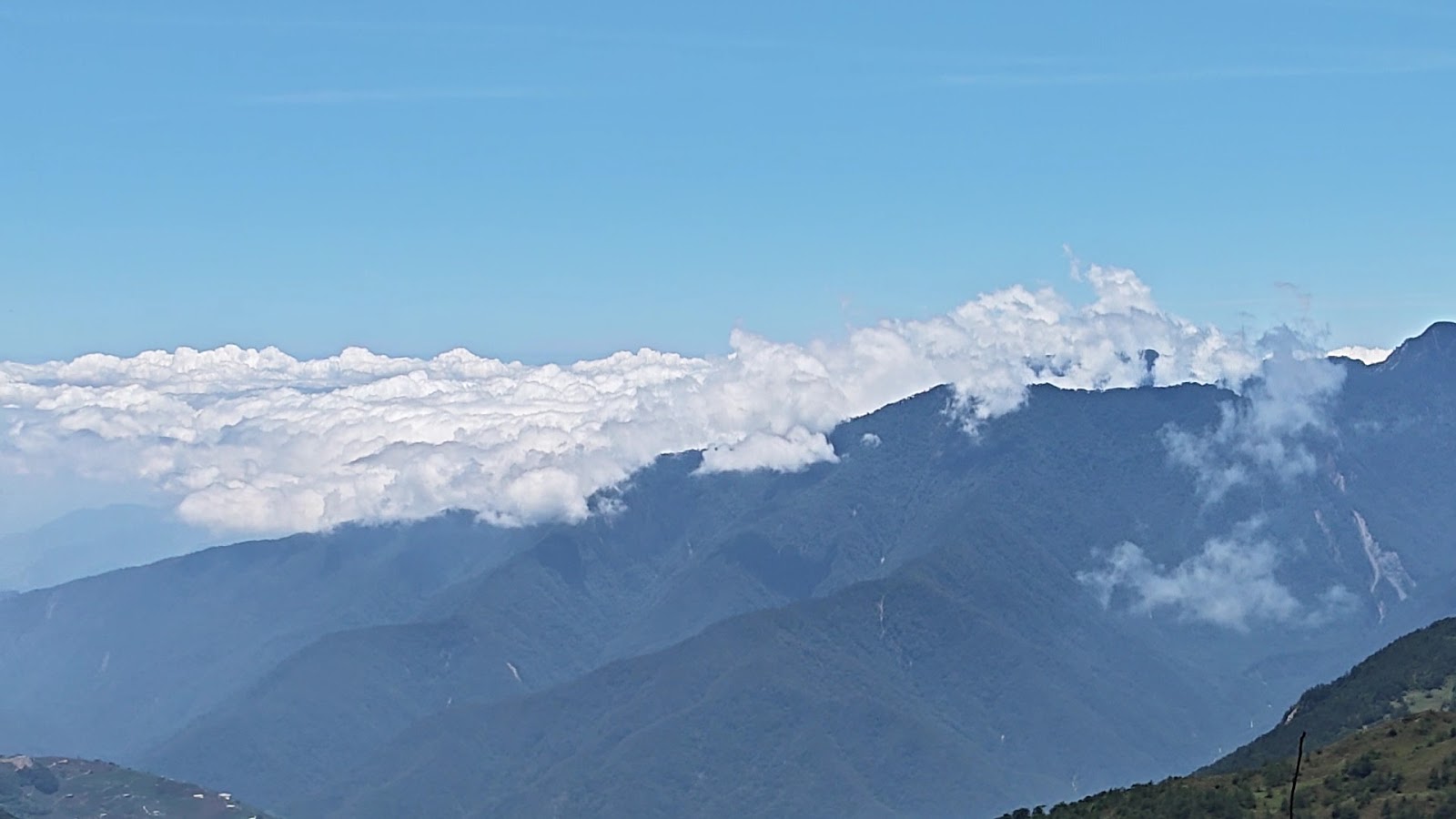 合歡山主峰步道沿途高山雲霧景色,如詩如畫的高山自然風光