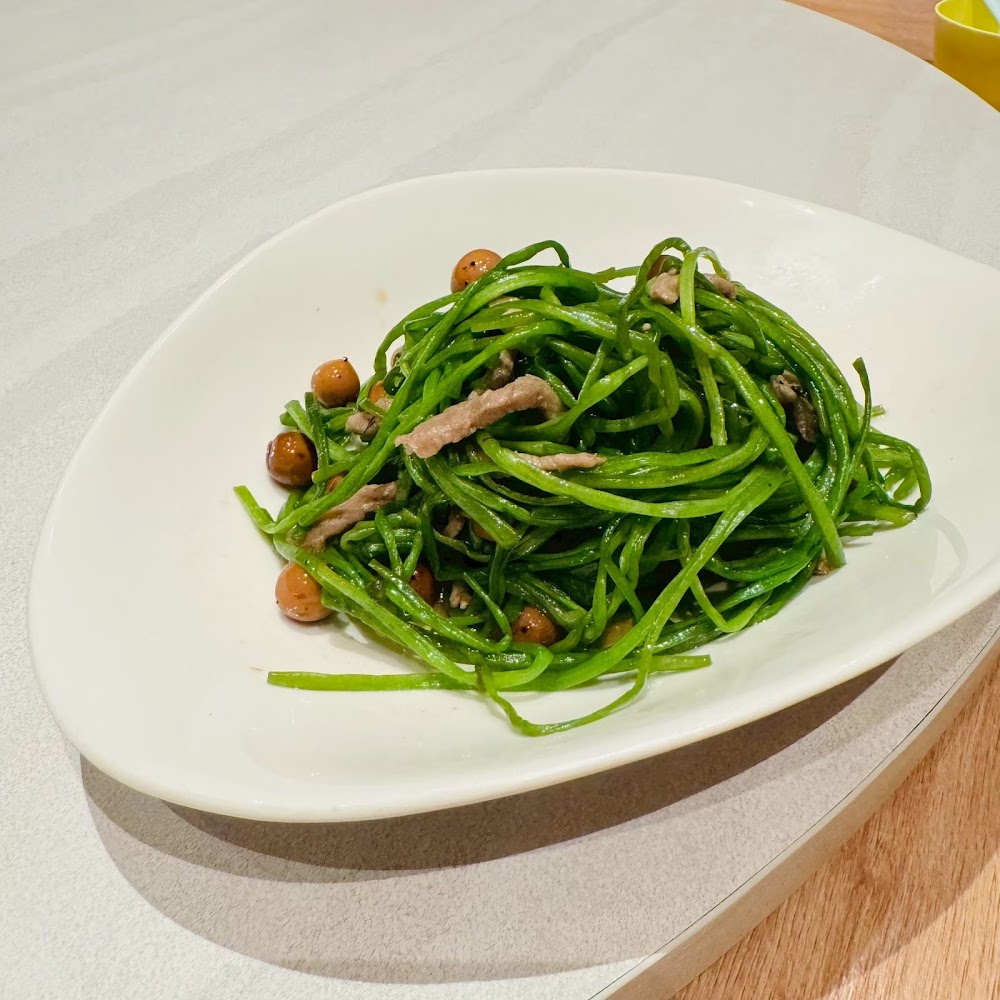 炒龍鬚菜搭配肉絲與配料,呈現精緻熱炒風格