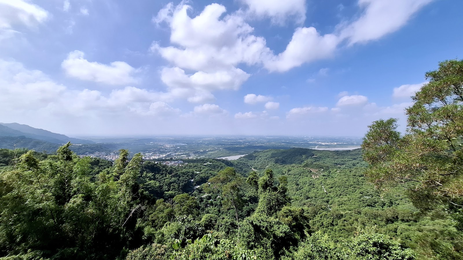 地磨兒藝術公園觀景台白天遠眺屏東平原與遠山,天氣晴朗視野遼闊