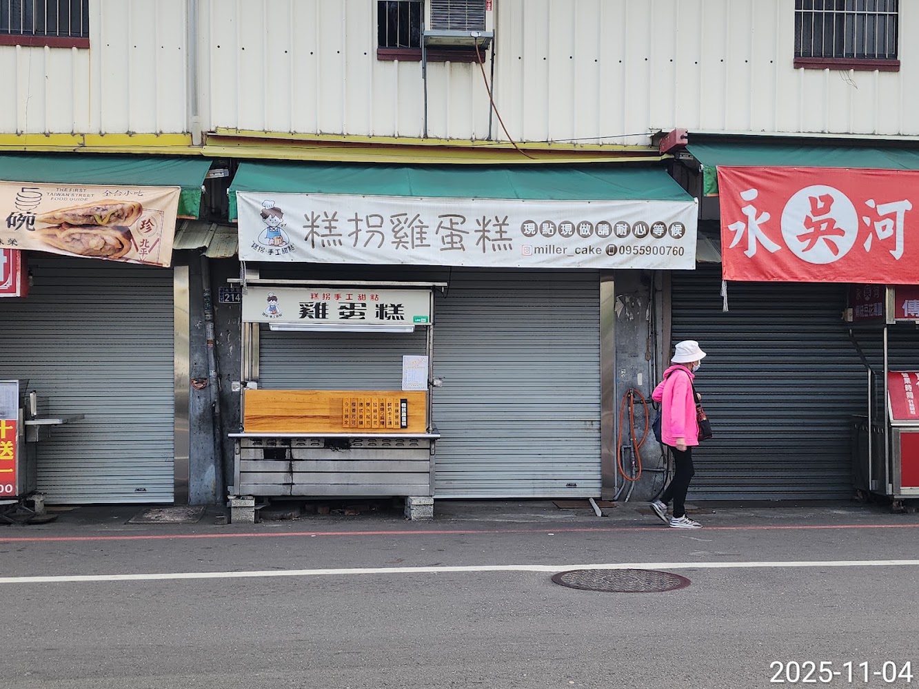 街邊的糕拐雞蛋糕手推車店面外觀
