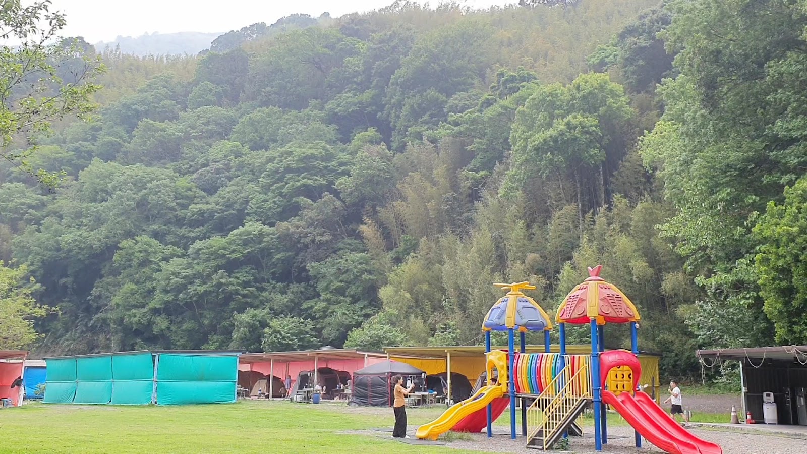 爺亨溫泉露營區綠意山谷中兒童遊樂設施