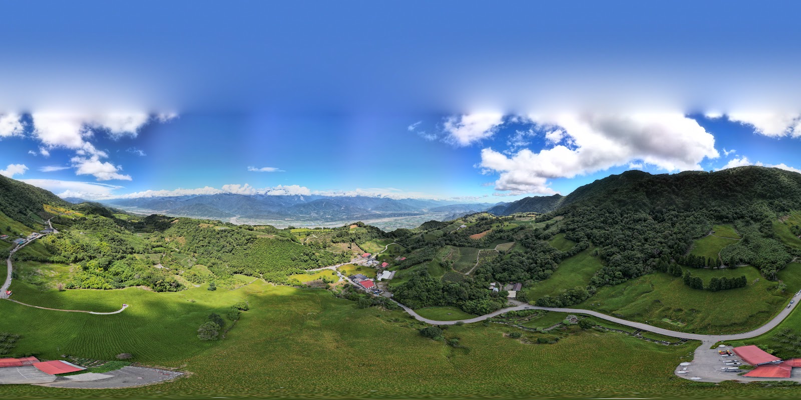 赤科山空拍全景,山谷農田與翠綠山峰盡收眼底