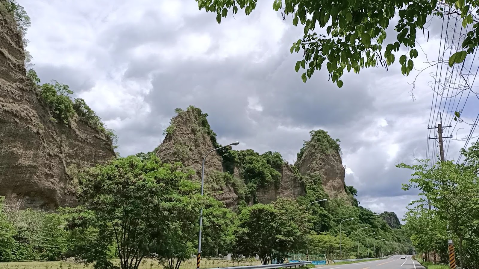 十八羅漢山陡峭礫岩山峰特寫，雲霧繚繞山頭更顯壯闊
