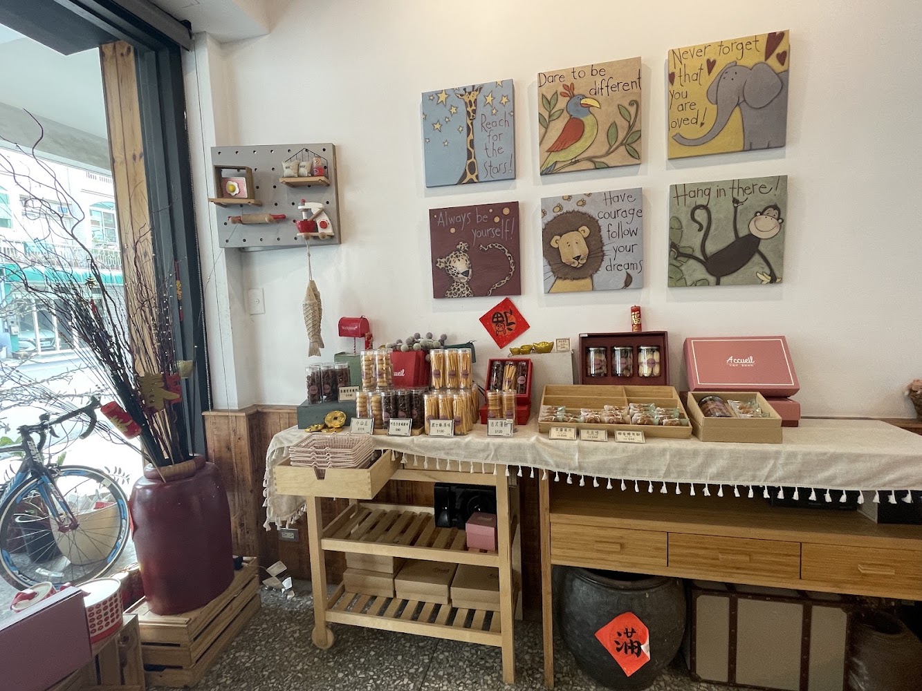 艾格伊店內另有餅乾與包裝商品可選購