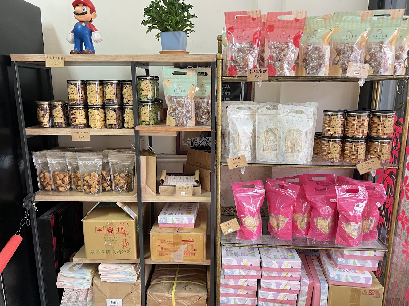 名加點心屋架上陳列各種包裝零食與餅乾