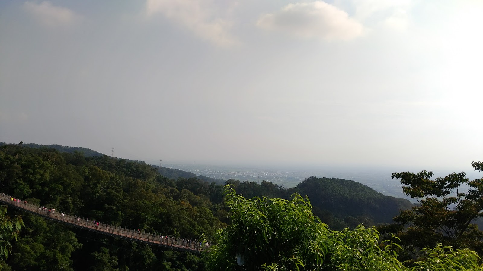 猴探井景區步道指示牌與周邊山林景觀
