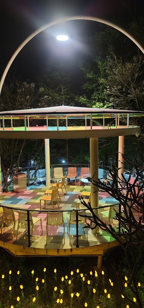 草山夜未眠專用停車場周邊夜間休息亭與燈光佈置